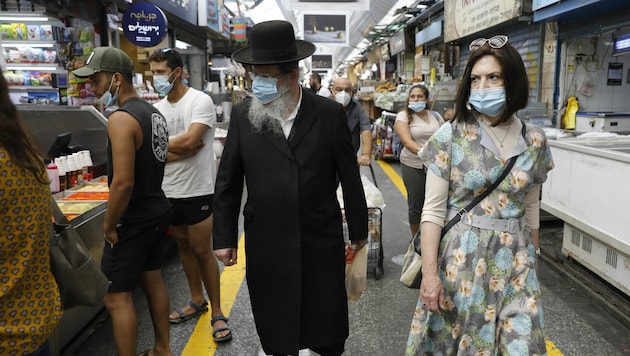 Auf den Märkten in Israels Hauptstadt Jerusalem tragen die Besucher einen Mund-Nasen-Schutz. Trotzdem kletterten die Infektionszahlen nach oben. (Bild: AFP)