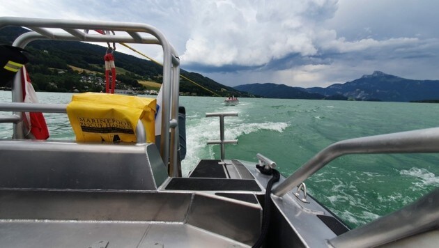 Die Wasserrettung zog das Elektroboot ans Ufer (Bild: WR Salzburg)
