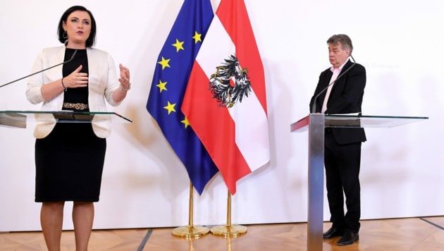Landwirtschaftsministerin Elisabeth Köstinger (ÖVP) und Vizekanzler Werner Kogler (Grüne) (Bild: APA/ROLAND SCHLAGER)