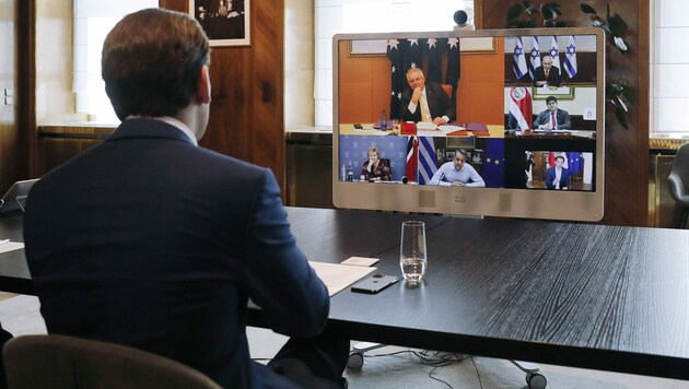 Bundeskanzler Sebastian Kurz (ÖVP) im Gespräch mit den Regierungschefs der „First-Mover-Countries“. (Bild: APA/BKA/DRAGAN TATIC)