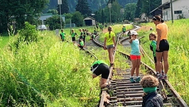 Entlang der Gleise jätet etwa auch die Jugend des Alpenvereins Kötschach-Mauthen (Bild: zVg)