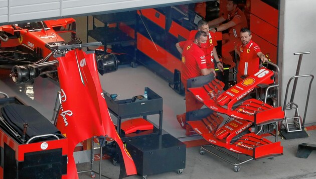 Die Ferrari-Ingenieure haben in Spielberg allerhand zu tun. (Bild: AP Photo/Darko Bandic)