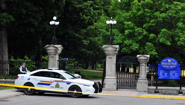 Ein Mann hatte das Tor zu dem Gelände in Ottawa mit seinem Fahrzeug beschädigt und wurde später festgenommen. (Bild: AFP)