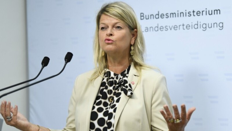 Airbus werde sie noch kennenlernen, verkündete Verteidigungsministerin Klaudia Tanner (ÖVP) Anfang des Jahres - nun wurde das Verfahren eingestellt. (Bild: APA/ROBERT JAEGER)