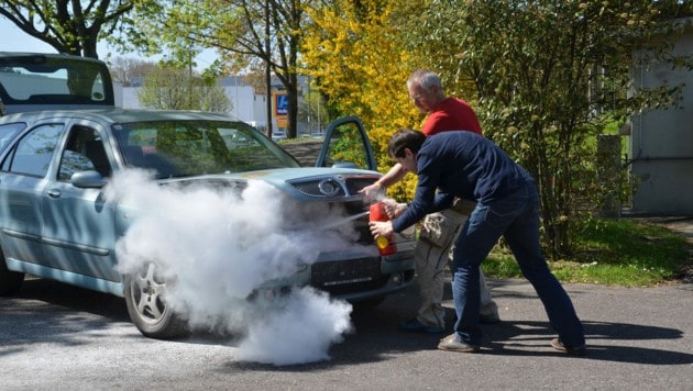 Das Kuratorium für Verkehrssicherheit zeigt, wie Autobrände zu löschen sind (Symbolfoto). (Bild: KFV)