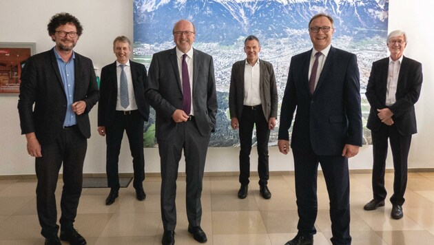 Die Vorstandsmitglieder Thomas Pühringer, Müller und Gasser (vorne von links) blicken mit BM Georg Willi (Mitte) sowie Entstrasser (links) und Gantner auf das Jahr 2019 zurück. (Bild: IKB)