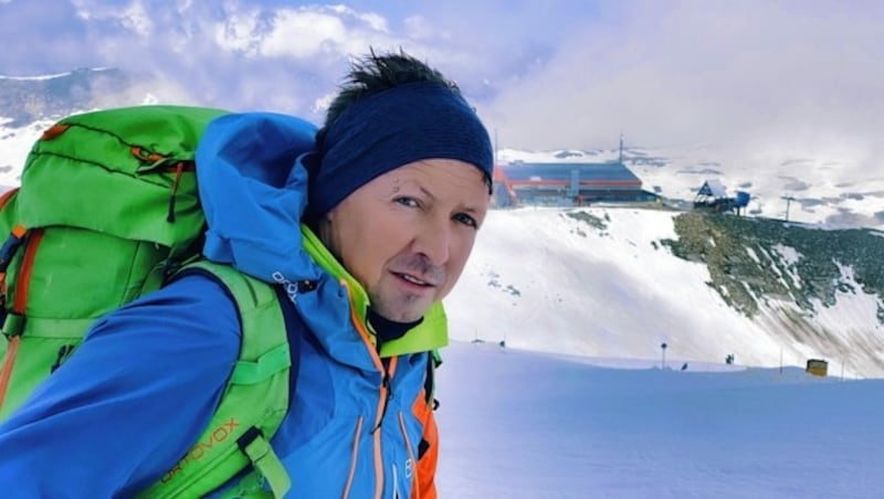 Mike Lercher mit Panoramarestaurant im Hintergrund. (Bild: Wallner Hannes)