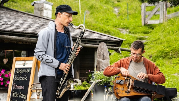 Eröffneten die Almkultur: Siegmar Brecher (links) an der Bassklarinette und Matthias Loibner an der Drehleier. (Bild: Michael Geißler)