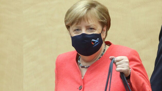 Bundeskanzlerin Angela Merkel begab sich mit Mund-Nasen-Schutz in den Bundesrat in Berlin, wo sie eine Rede über die Ziele der deutschen EU-Ratspräsidentschaft hielt. (Bild: APA/dpa/Wolfgang Kumm)