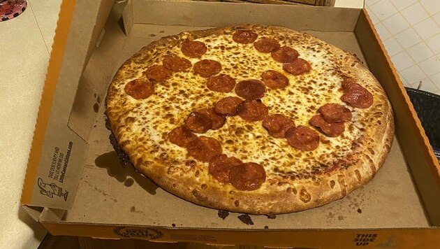 Beim Anblick des Hakenkreuz-Symbols auf ihrer Pizza ist den Laskas der Appetit schnell wieder vergangen. (Bild: misty laska/twitter.com)