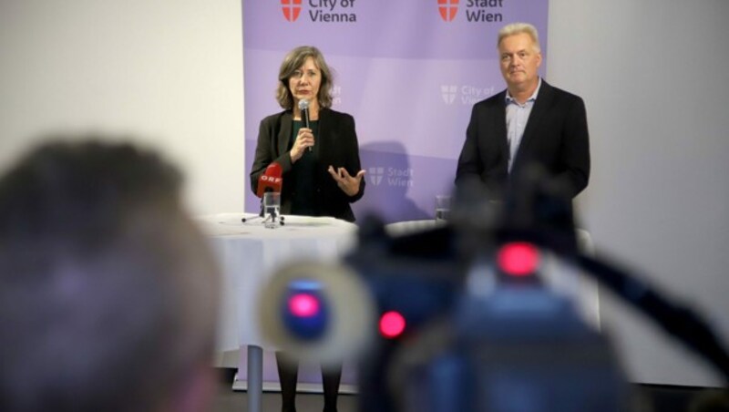 Vizebürgermeisterin Birgit Hebein (Grüne) und Gemeinderat Gerhard Spitzer (SPÖ) bei der Präsentation zum Mobilitätsgipfel. (Bild: PID/VOTAVA)