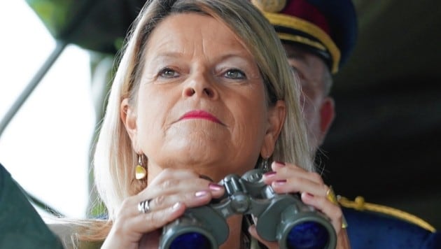 Verteidigungsministerin Klaudia Tanner (ÖVP) bereitet auch die Nachbeschaffung von Hercules-Transportflugzeugen vor. (Bild: Sepp Pail)