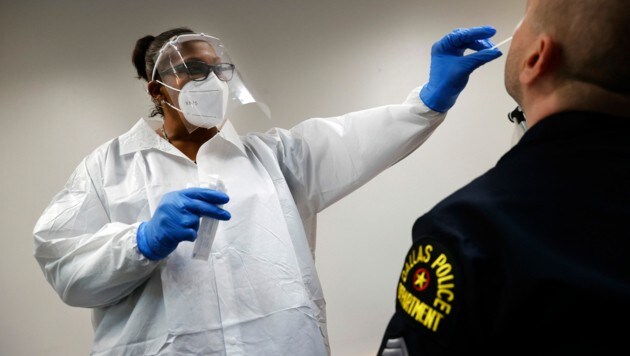 Ein Polizist aus Dallas lässt sich auf das Coronavirus testen (Bild: The Dallas Morning News)