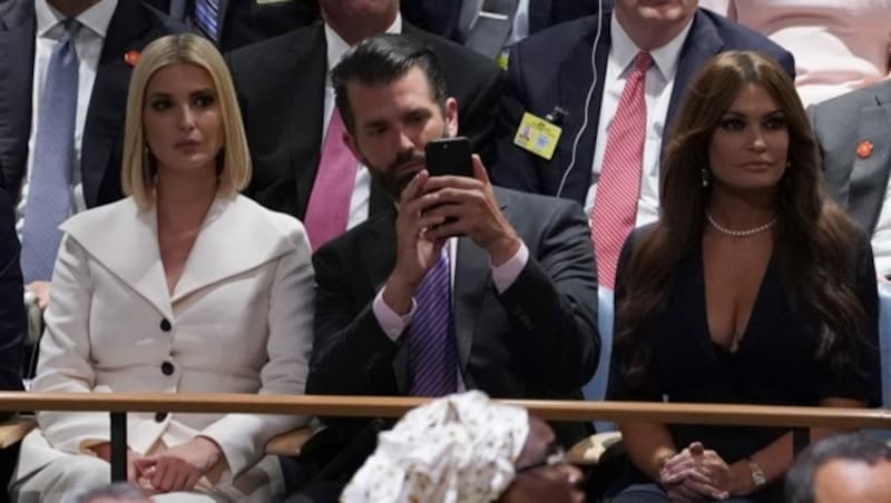 Präsidententochter Ivanka Trump, Donald Trump. Jr. und Kimberly Guilfoyle während einer Rede des Staatsoberhauptes. (Bild: AFP )