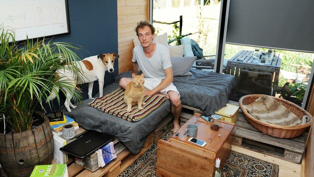 Mario Neuwirth lebt mit Hund „Corso“ und Kater „Hucky“ im Container. (Bild: Crepaz Franz)