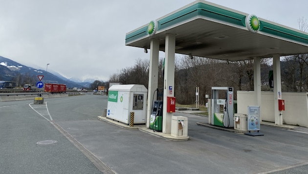 Ein Bild sagt mehr als viele Worte: Die Tankstelle an der Autobahnraststätte Vomp wird eher selten von Lastern genutzt. (Bild: Meinert Claus)