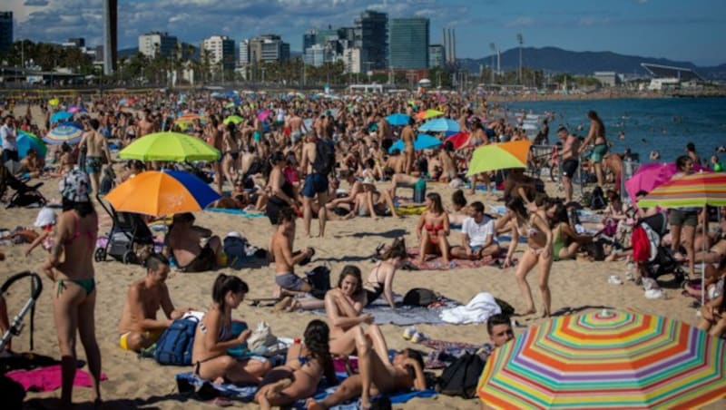 Diese Aufnahme vom 13. Juni 2020 zeigt Szenen am Strand von Barcelona. (Bild: AP)