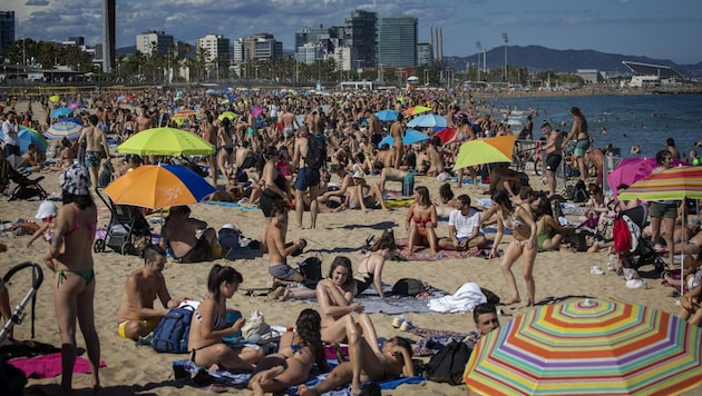 Diese Aufnahme vom 13. Juni 2020 zeigt Szenen am Strand von Barcelona. (Bild: AP)