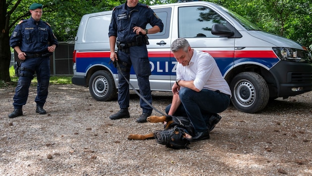 Im Dienst furchteinflößend, privat genießt „Fafnir“ aber jede Streicheleinheit. Auch von seinem höchsten Vorgesetzten, dem Innenminister. (Bild: BMI/ Jürgen Makowecz)