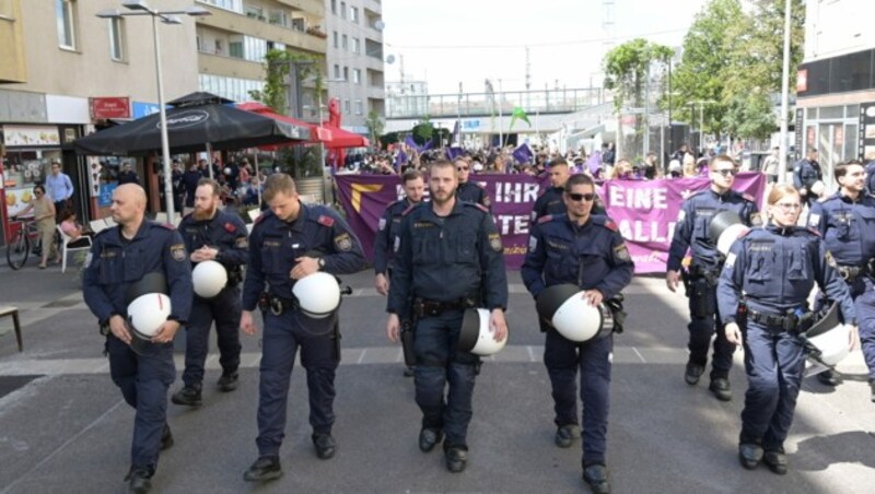 Teilnehmer bei der Demonstration „Das Problem heißt Männergewalt“ zum Straßenfest „30 Jahre Ernst Kirchweger Haus“ am Samstag, 4. Juli 2020, in Wien. (Bild: APA/HERBERT P. OCZERET)