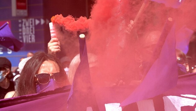 Friedliche Demonstration unter dem Motto „Das Problem heißt Männergewalt“ (Bild: APA/HERBERT P. OCZERET)