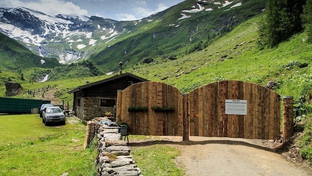 Ein meterhoher Holzbau samt Verbotsschild versperrt Wanderern weiterhin den Durchgang im Rauriser Krumltal (Bild: Georg Reiter)