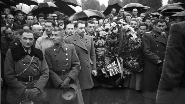 Anwesend waren rund 2000 Trauergäste, unter ihnen auch hohe Offiziere der alliierten Mächte. (Bild: Kärntner Landesarchiv)