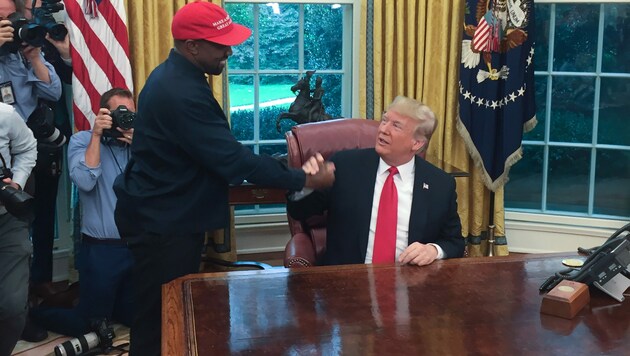 US-Präsident Donald Trump bei einem Treffen mit Kanye West im Oval Office im Weißen Haus (Bild: APA/Photo by SEBASTIAN SMITH / AFP)