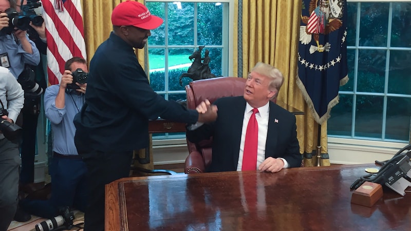 Kanye West möchte Donald Trump wieder im Weißen Haus sehen und treffen. (Bild: APA/Photo by SEBASTIAN SMITH / AFP)