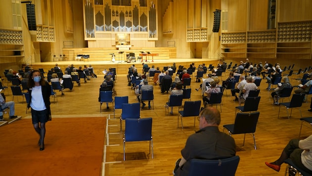 Abstandhalten im Brucknerhaus. (Bild: Reinhard Winkler)