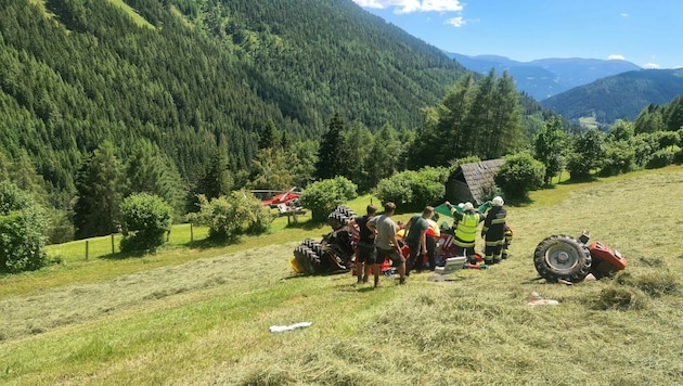 Der Traktor stürzte 50 Meter weit ab (Symbolbild) (Bild: ARA Flugrettung )