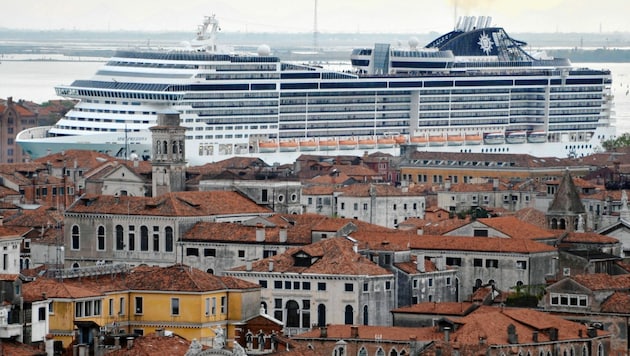 Venedig: Klimakiller, Städtezerstörer, dennoch war kein Ende abzusehen - bis Corona kam. (Bild: EPA)