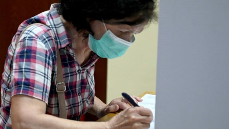 Die Wähler wurden dazu angehalten, ihre eigenen Kugelschreiber mitzubringen. (Bild: AFP)