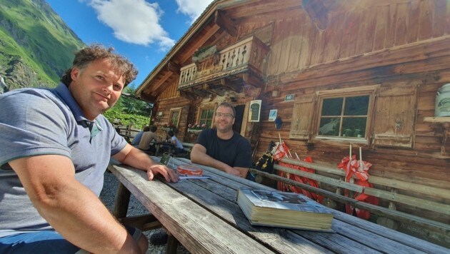 Rudolf und Anton Rathgeb führen seit 2007 die Bräualm im Krumltal auf 1601 Meter Seehöhe. Auf der Terrasse ist der Holzzaun vom Alm-Nachbarn Tischgespräch. (Bild: Grill Max)