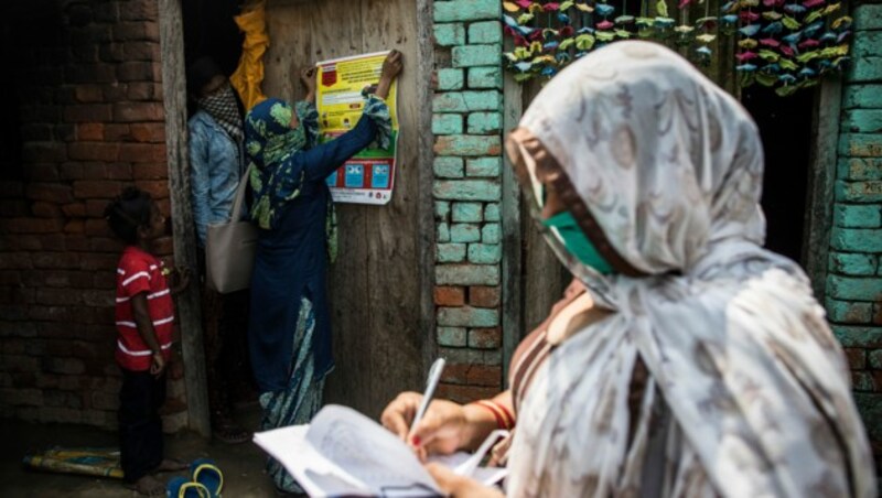 In Indien helfen eine Million Frauen bei der Eindämmung des Virus. (Bild: AFP)