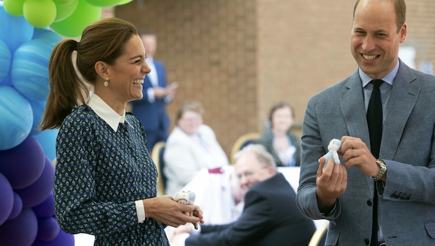 Herzogin Kate und Prinz William freuten sich über das süße Präsent für ihre Kinder. (Bild: AP)