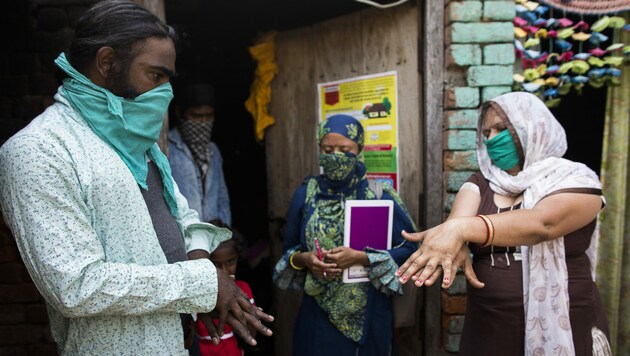 In Indien helfen eine Million Frauen bei der Eindämmung des Virus. (Bild: AFP)