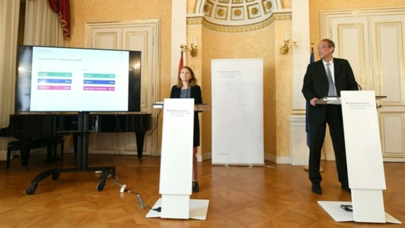 Martina Frebort (Leiterin Psychometrie Zentralmatura) und Bildungsminister Heinz Faßmann (ÖVP) (Bild: APA/HELMUT FOHRINGER)