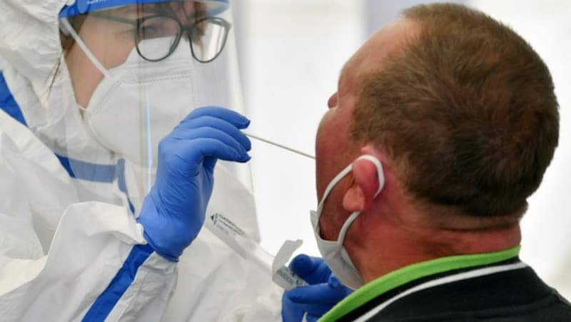 Es müsse weiterhin viel getestet werden - die Umsetzung der Maßnahmen zur Eindämmung des Virus sei in den nächsten Wochen entscheidend. (Bild: dpa-Zentralbild/Hendrik Schmidt)