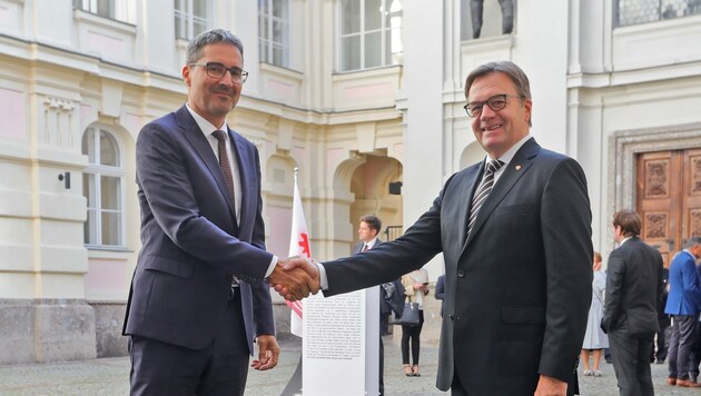 LH Günther Platter und sein Südtiroler Kollege Arno Kompatscher freuen sich über das neue Euregio-Büro in Bozen. (Bild: Birbaumer Christof)