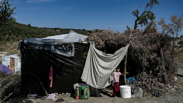 Das Flüchtlingslager Moria auf der griechischen Ägäisinsel Lesbos ist dafür bekannt, dass die dort lebenden Flüchtlinge unter sehr schlechten Bedingungen leben müssen. (Bild: AFP)