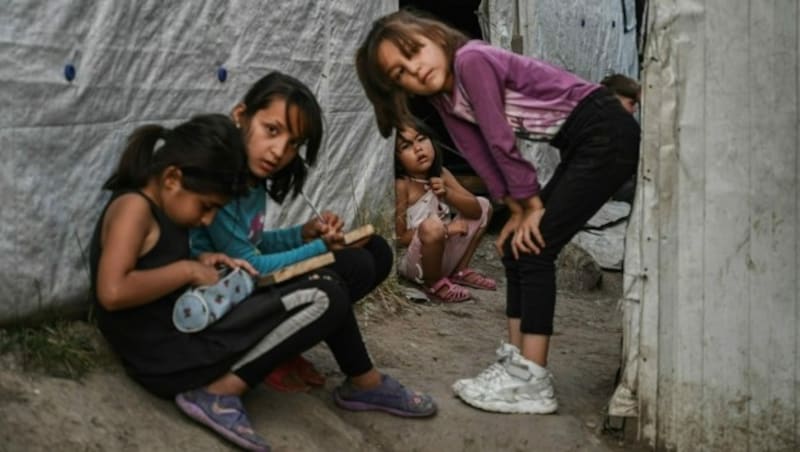 In Moria leben auch sehr viele Kinder, die auf engstem Raum verharren müssen und zum Teil nur in Hütten unter Plastikplanen schlafen. (Bild: AFP)
