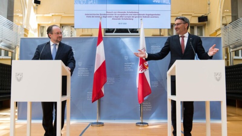 Außenminister Alexander Schallenberg (ÖVP) und Südtirols Landeshauptmann Arno Kompatscher (SVP) bei ihren Pressestatements in Bozen. (Bild: APA/AUSSENMINISTERIUM/MICHAEL GRUBER)