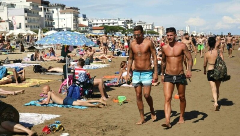 Italien spricht von viel Abstand am Strand. Die Realität sieht anders aus, die Zahlen steigen. (Bild: www.photopress.at)