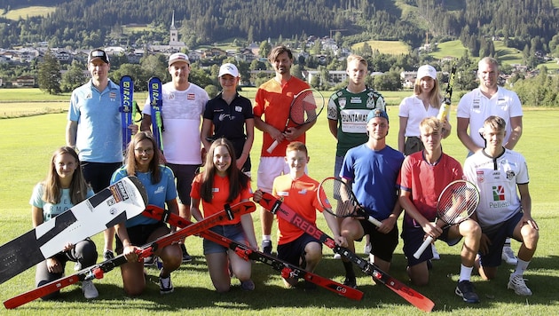 Geballte Radstädter Sportpower, erstmals gemeinsam versammelt auf dem Golfplatz: Hannes Reichelt, Christopher Neumayer, Anna Neumayer, Gerald Kamitz, Marco Grüll, Teresa Stadlober, Bernard Neumayer (hinten von li.) sowie Anna-Maria Galler, Christina Pichler, Julia Pechhacker, Flo Neumayer, Marco Moises, Luki Neumayer und Maxi Scharfetter (vorne von li.) (Bild: Tröster Andreas)