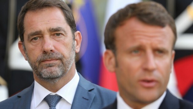 Ein enger Vertrauter des französischen Präsidenten Emmanuel Macron (r.), Innenminister Christophe Castaner (l.), muss seinen Hut nehmen. (Bild: AFP)