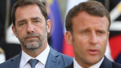 Ein enger Vertrauter des französischen Präsidenten Emmanuel Macron (r.), Innenminister Christophe Castaner (l.), muss seinen Hut nehmen. (Bild: AFP)