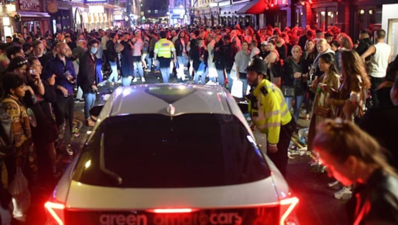 Am ersten Tag, an dem die Pubs in Großbritannien wieder öffnen durften, gab es in Soho in London kaum ein Durchkommen. (Bild: AFP)