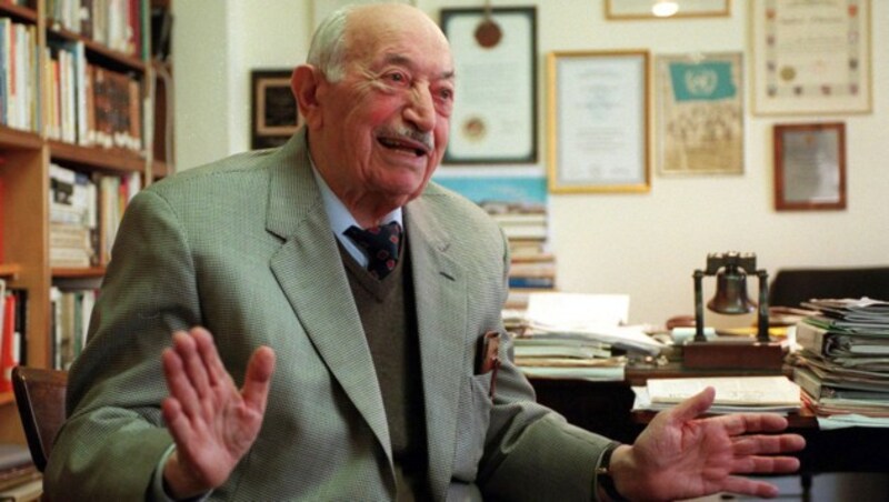 Namensstifter Simon Wiesenthal (1908-2005) (Bild: APA/ROLAND SCHLAGER)