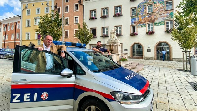 Bürgermeister Alexander Stangassinger (li.) begrüßte mit Klaus Vogl einen neuen Gruppeninspektor für die Halleiner Stadtpolizei (Bild: STG Hallein)